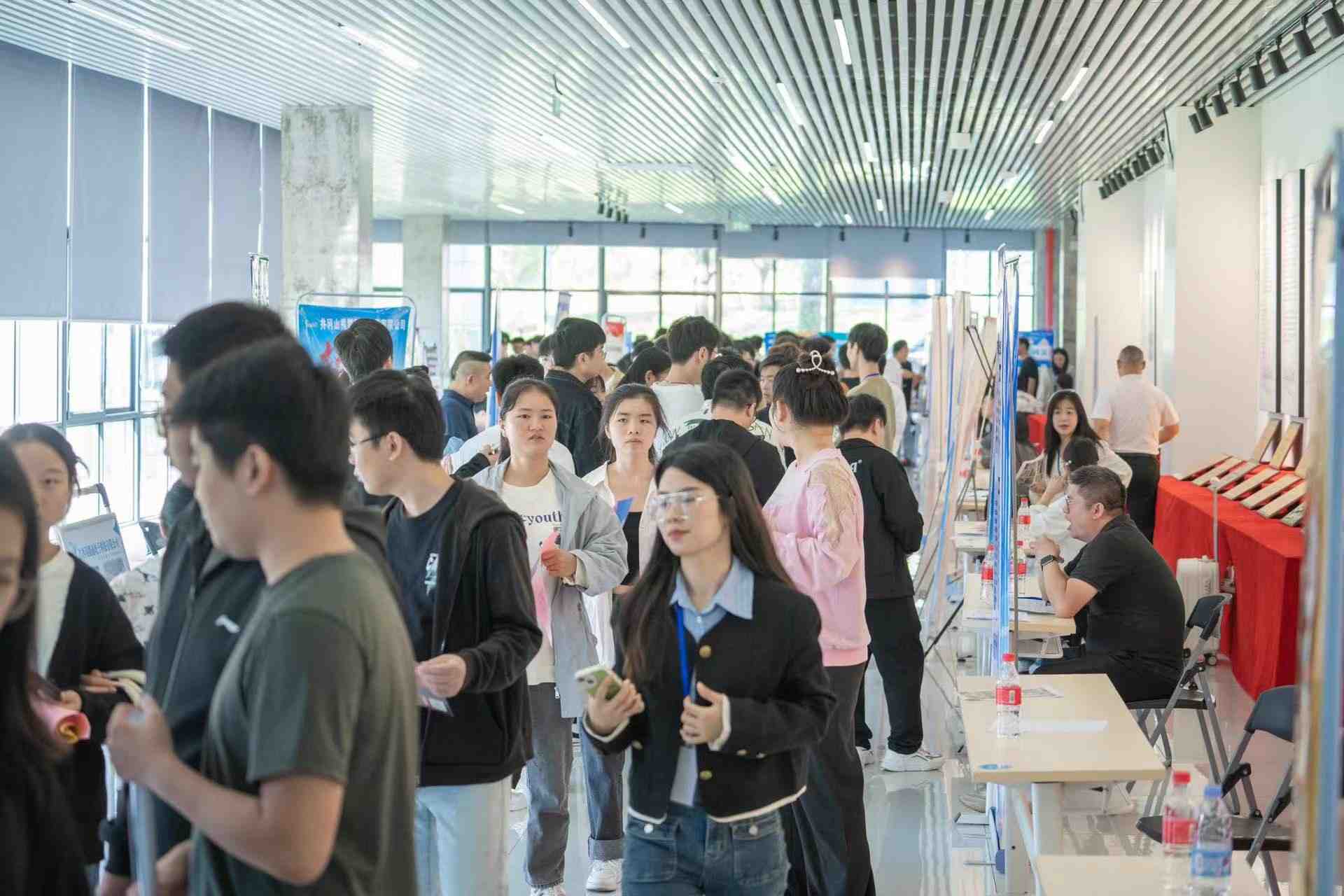 首届高校人才双选会在井举办，创造万余岗位！